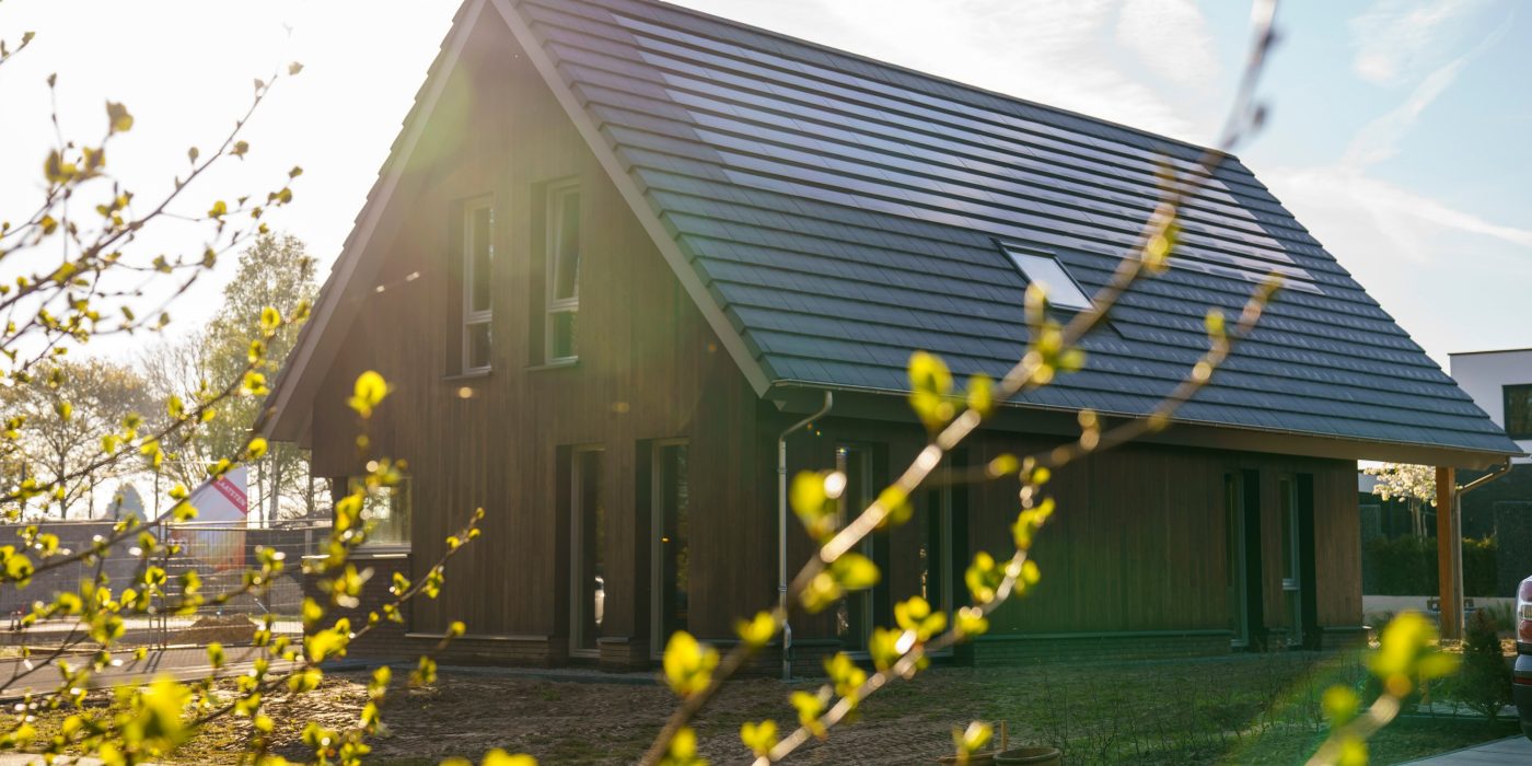 Product: Wevolt X-Tile. Architect/developer: Ekowood Woonconcept. Client: Brummelhuis Projecten. Contractor: Verhaegh Bouwbedrijf, Grashoek. Installer: Lucius.nu, Boxtel. New constructed detached house with Wevolt X-Tile | Weidebox, Helden