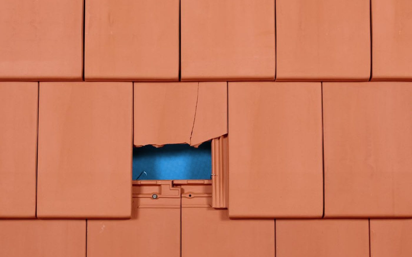 2. Retirez la tuile cassée.