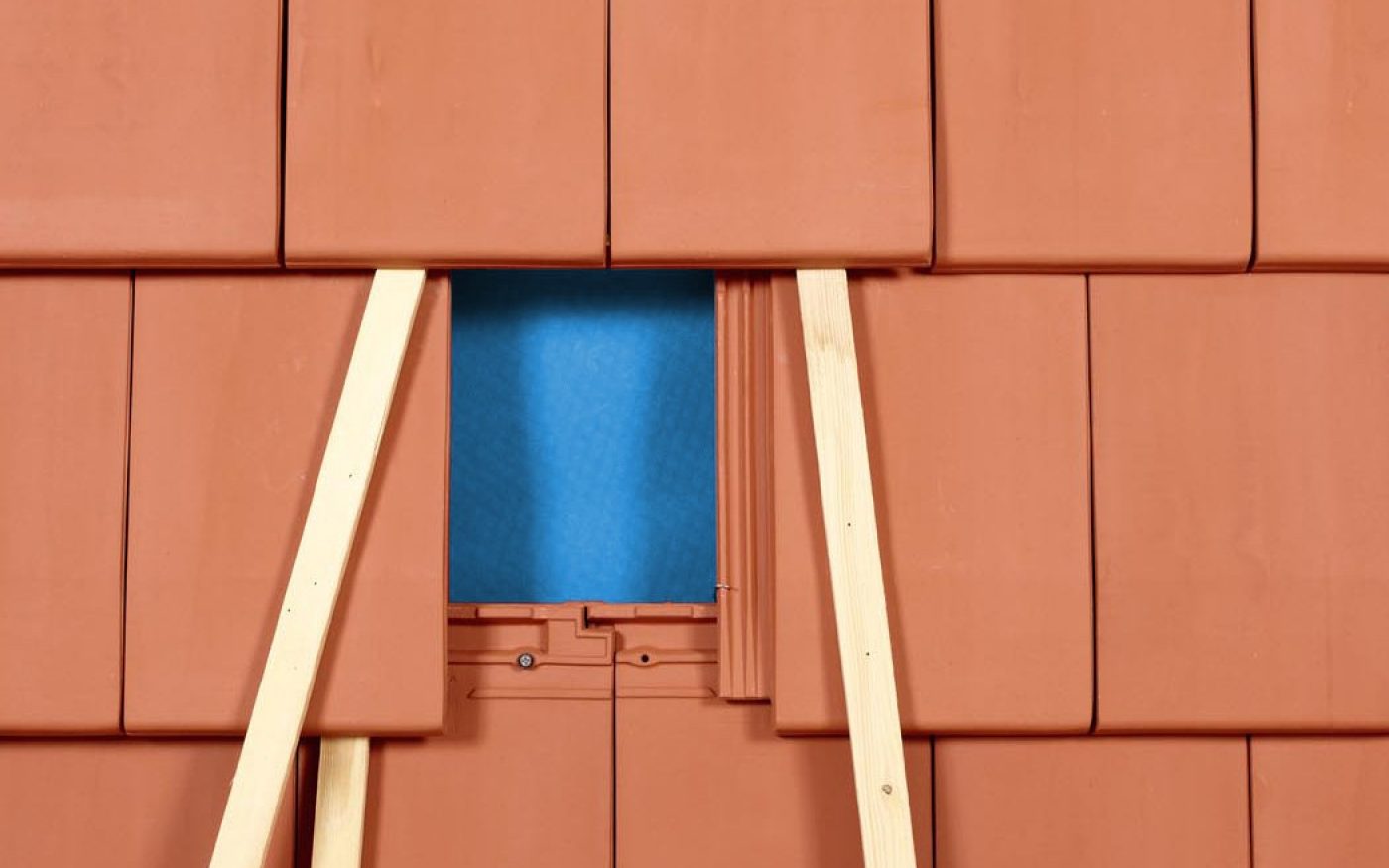 3. Glisser des cales sous les tuiles voisines, pour avoir plus de jeu.