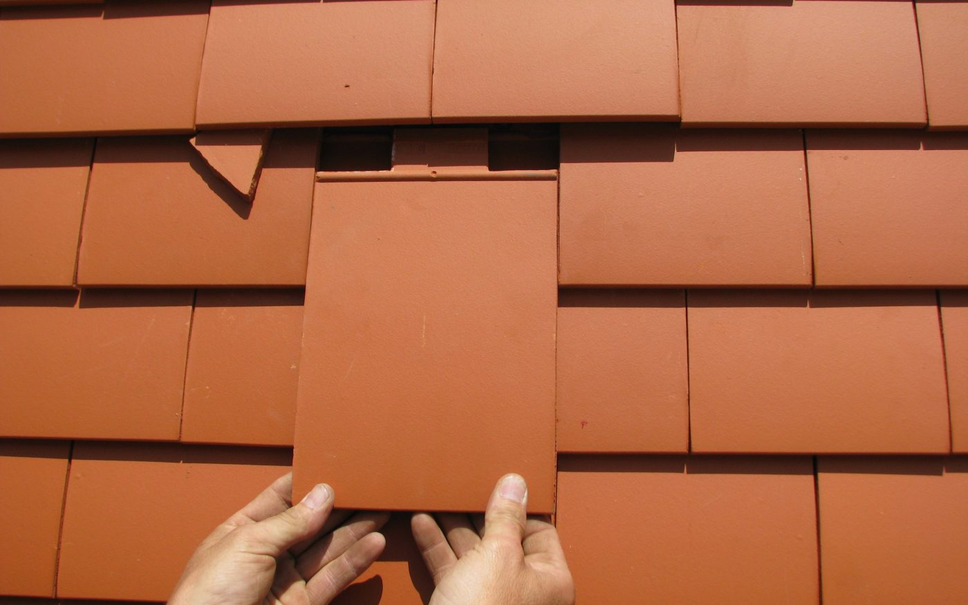 7a. Glissez la tuile à sa place.