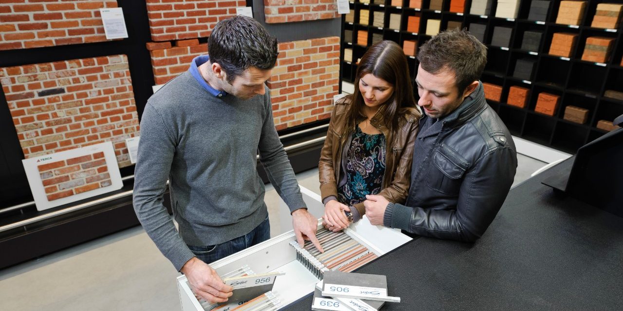 Couple and architect are looking for joint in showroom Kortrijk 