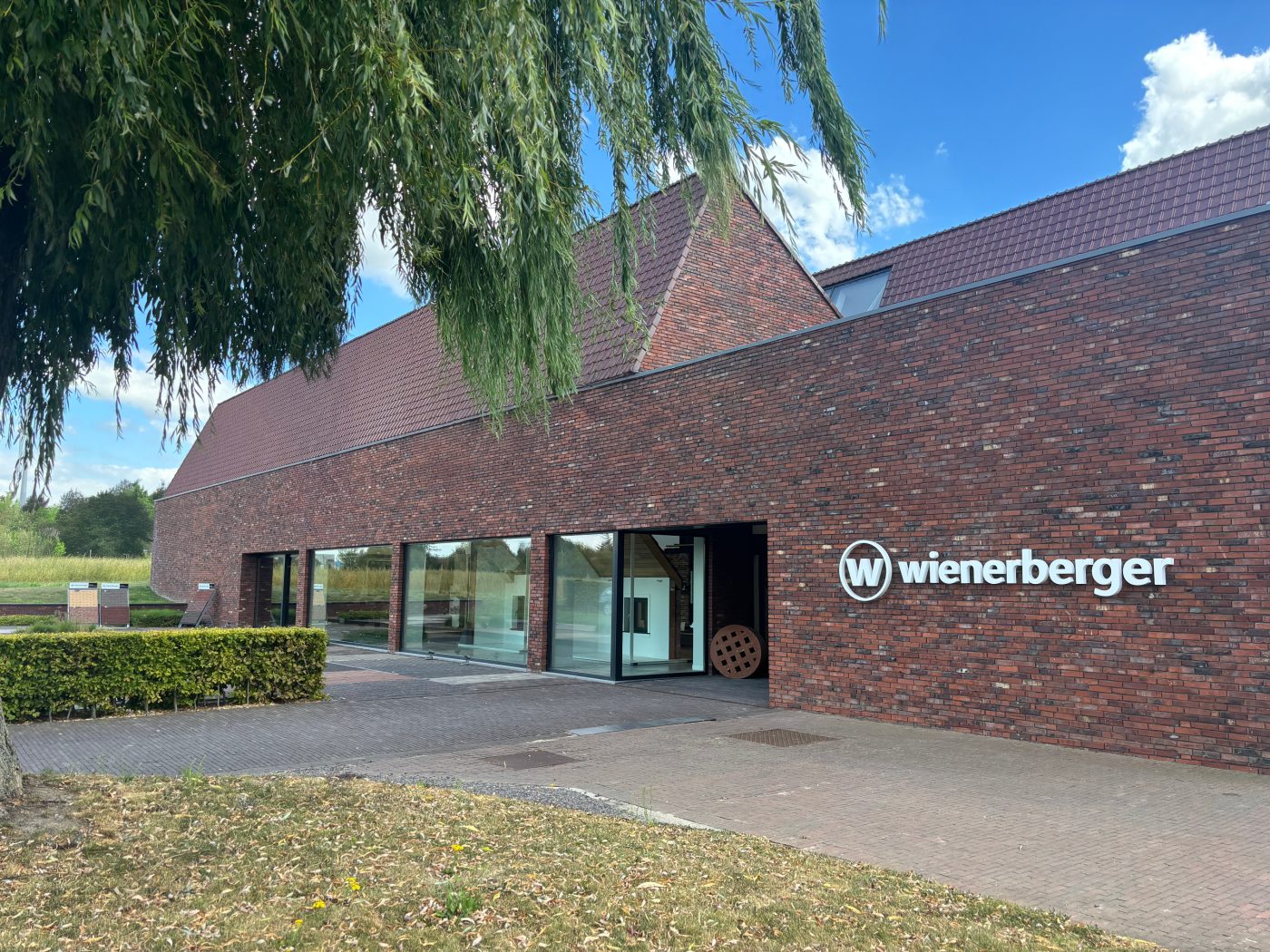 Front showroom Kortrijk