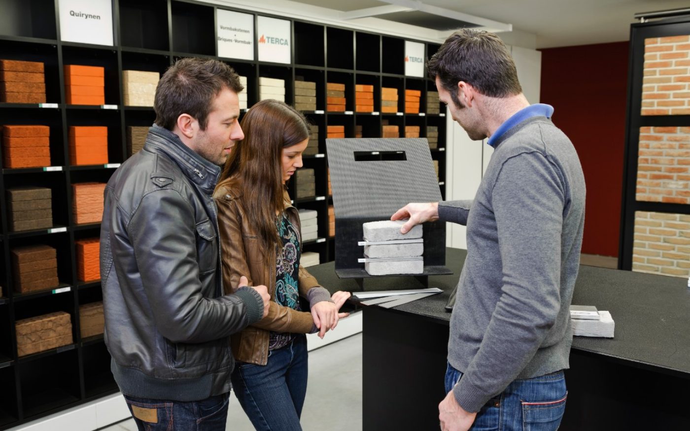 Couple combinates bricks and joints with the combinator in showroom Kortrijk 