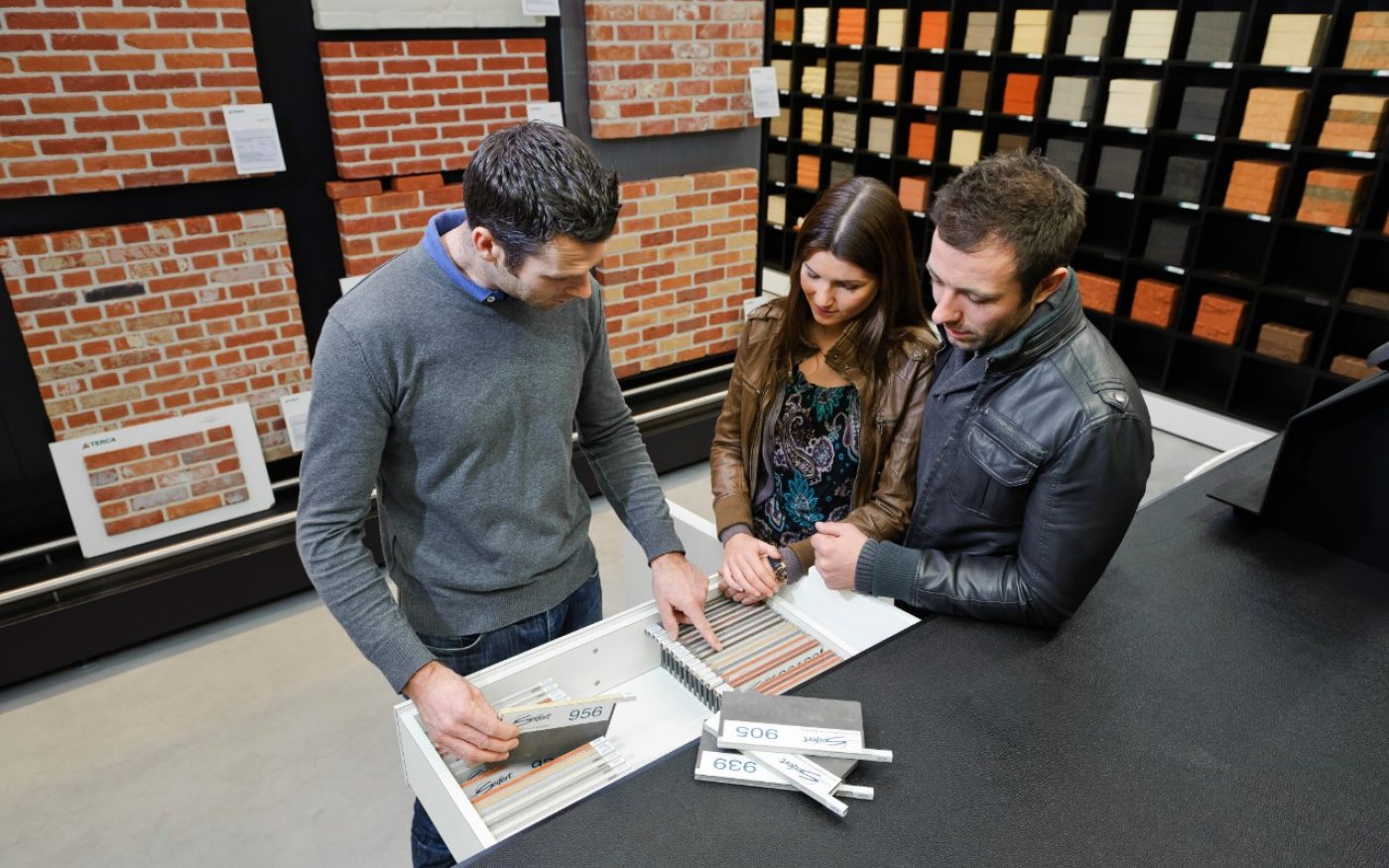 Couple and architect are looking for joint in showroom Kortrijk 