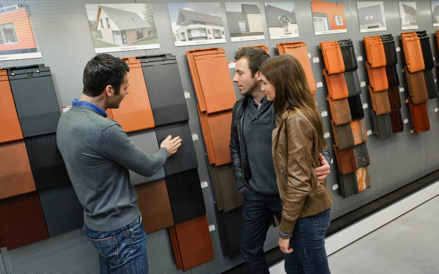 Couple looks to rooftiles showroom Kortrijk 
