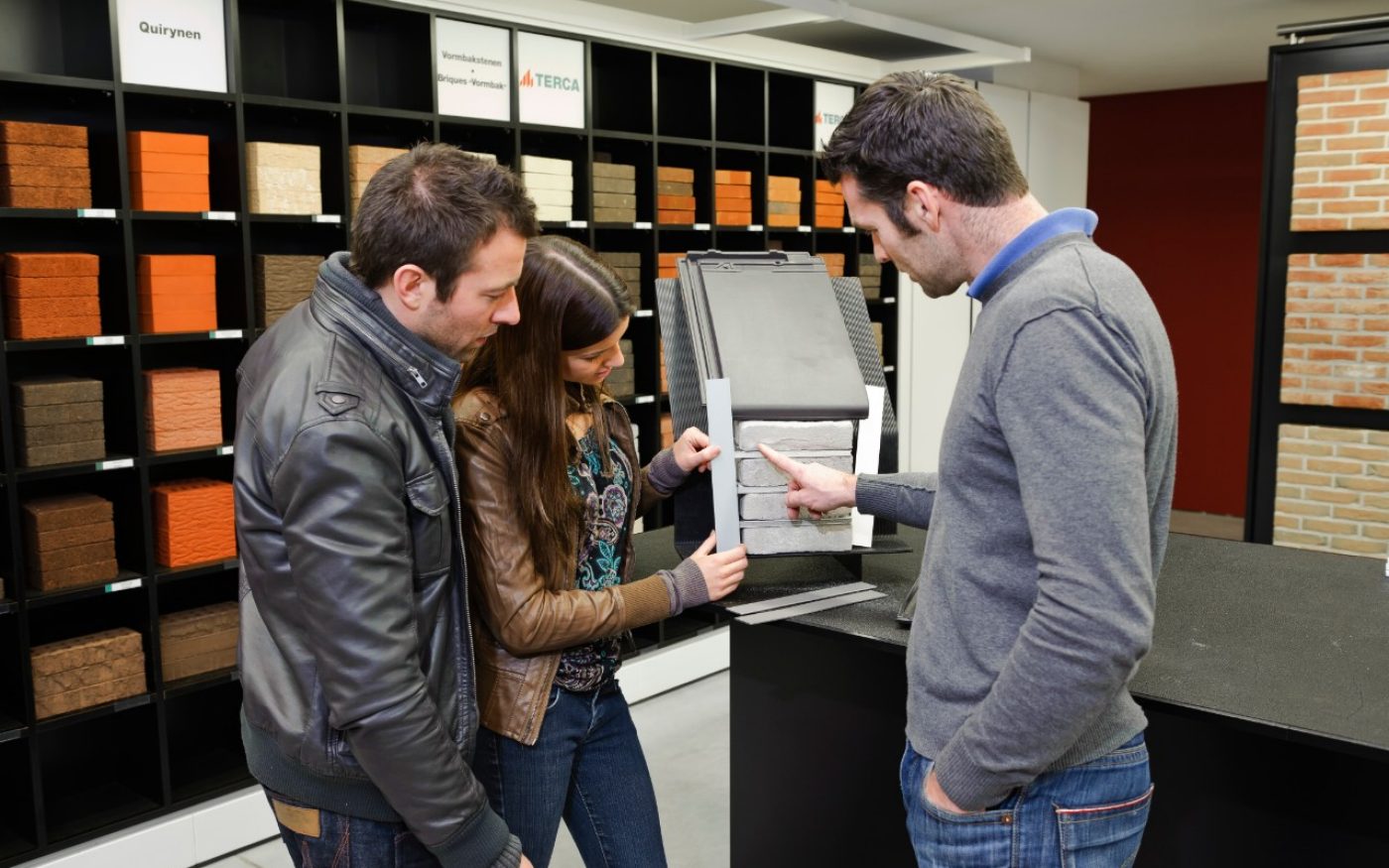 Couple is using the combinator in showroom Kortrijk 