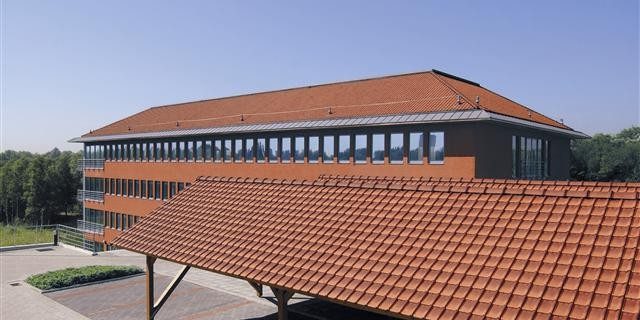 Licht golvende dakpannen