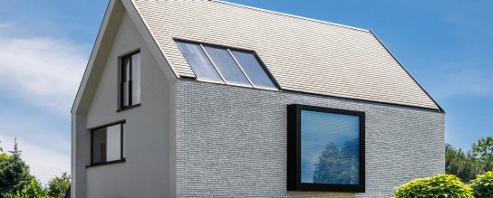Foto van een referentieproject met grijze Terca gevelstenen alsook grijze Koramic kleidakpannen