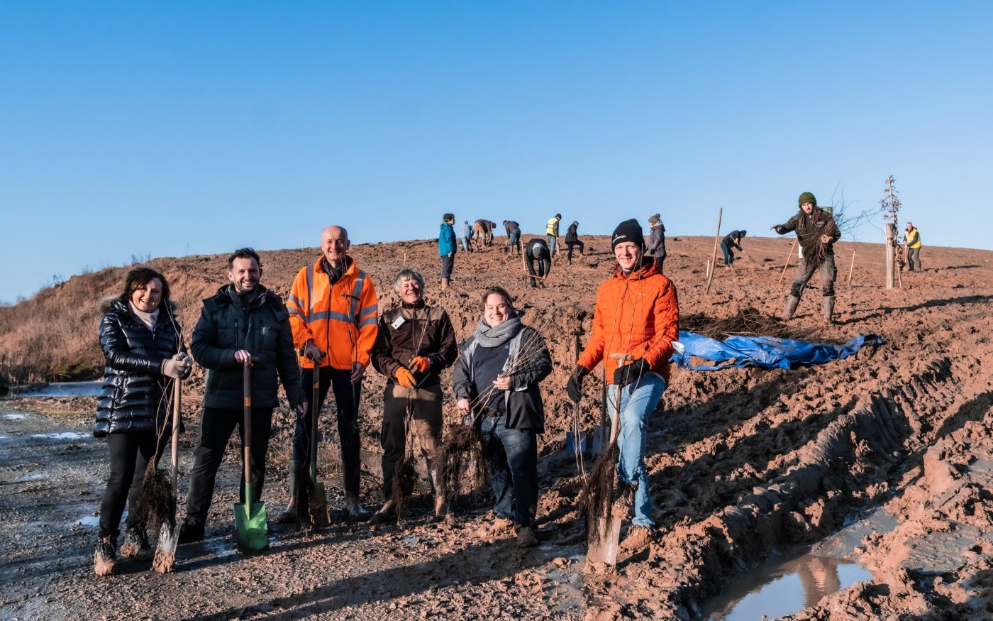20210109 Aalbeke, Belgie. Wienerberger en Agentschap Natuur en Bos planten 2.650 nieuwe bomen in de voormalige groeve ‘Dewitte’, waar Wienerberger gedurende lange tijd klei groef voor de productie van kleidakpannen in de Koramic. Nu het Preshoekbos.