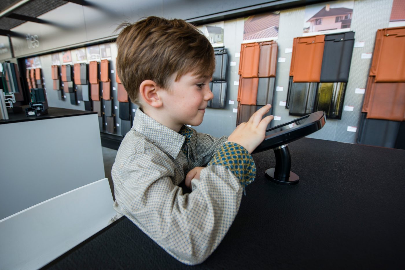 Child on Ipad in showroom Londerzeel