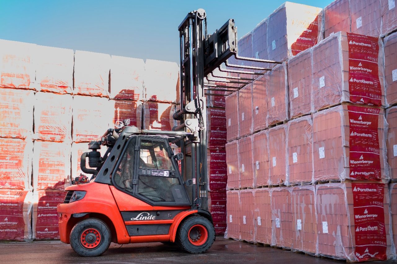 Stapelen van palletten Porotherm binnenmuurstenen