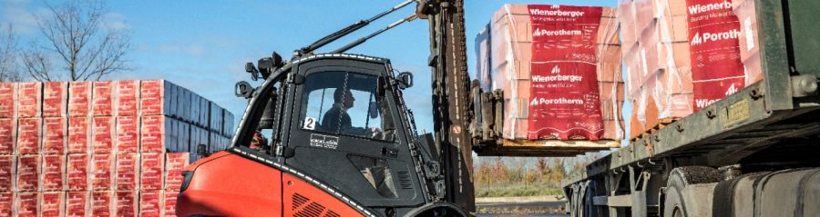 Laden van een vrachtwagen met Porotherm binnemuurstenen