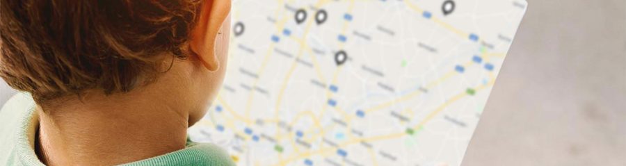 Beeld van een kind dat een overzicht vasthoud van een map met daarop referentieprojecten in de buurt aangeduid