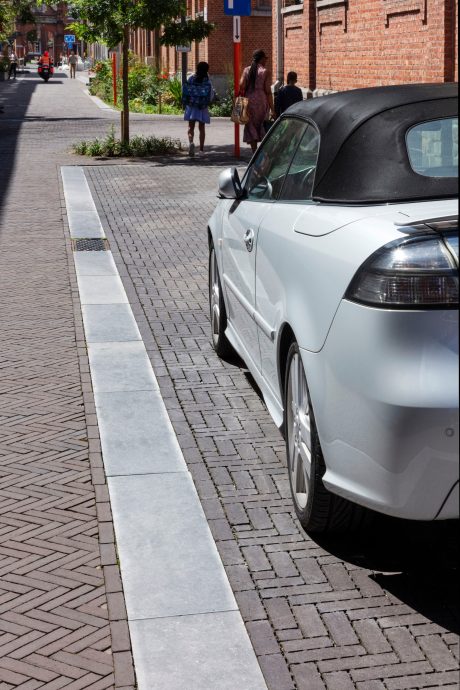 De straatinrichting is van gevel tot gevel uitgevoerd in Authentica Dakota kleiklinkers terwijl de parkeervakken een waterpasserende verharding in Passaqua Eros kregen.