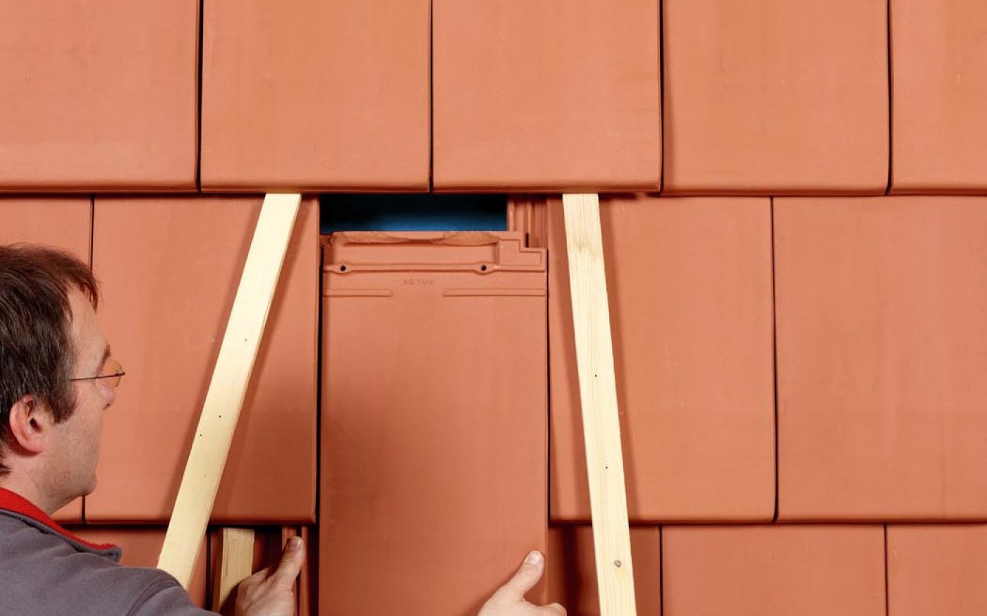 6. Schuif de pan erin.