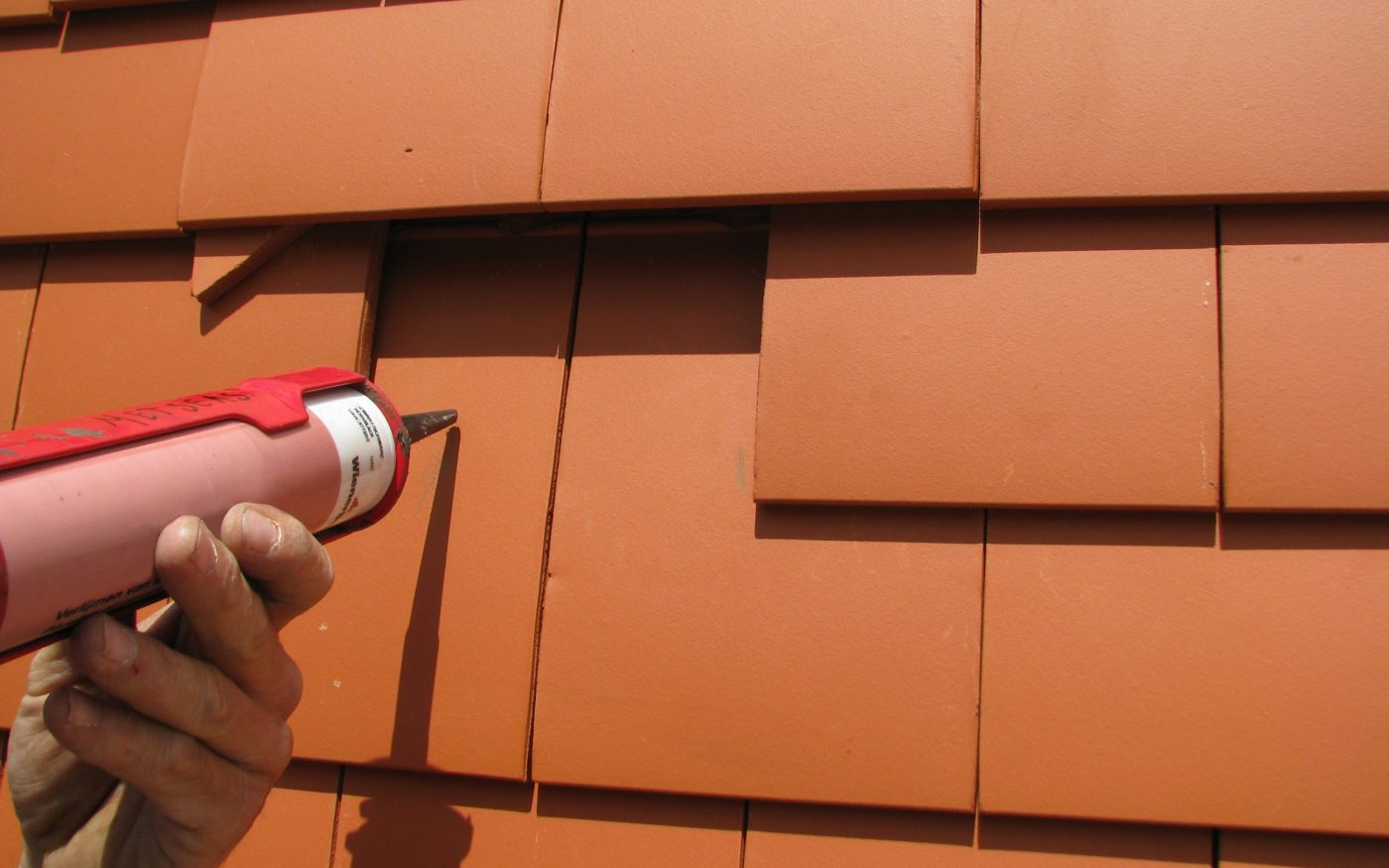 5a. Met Multi-Fix worden puntsgewijs twee lijmdots gespoten.