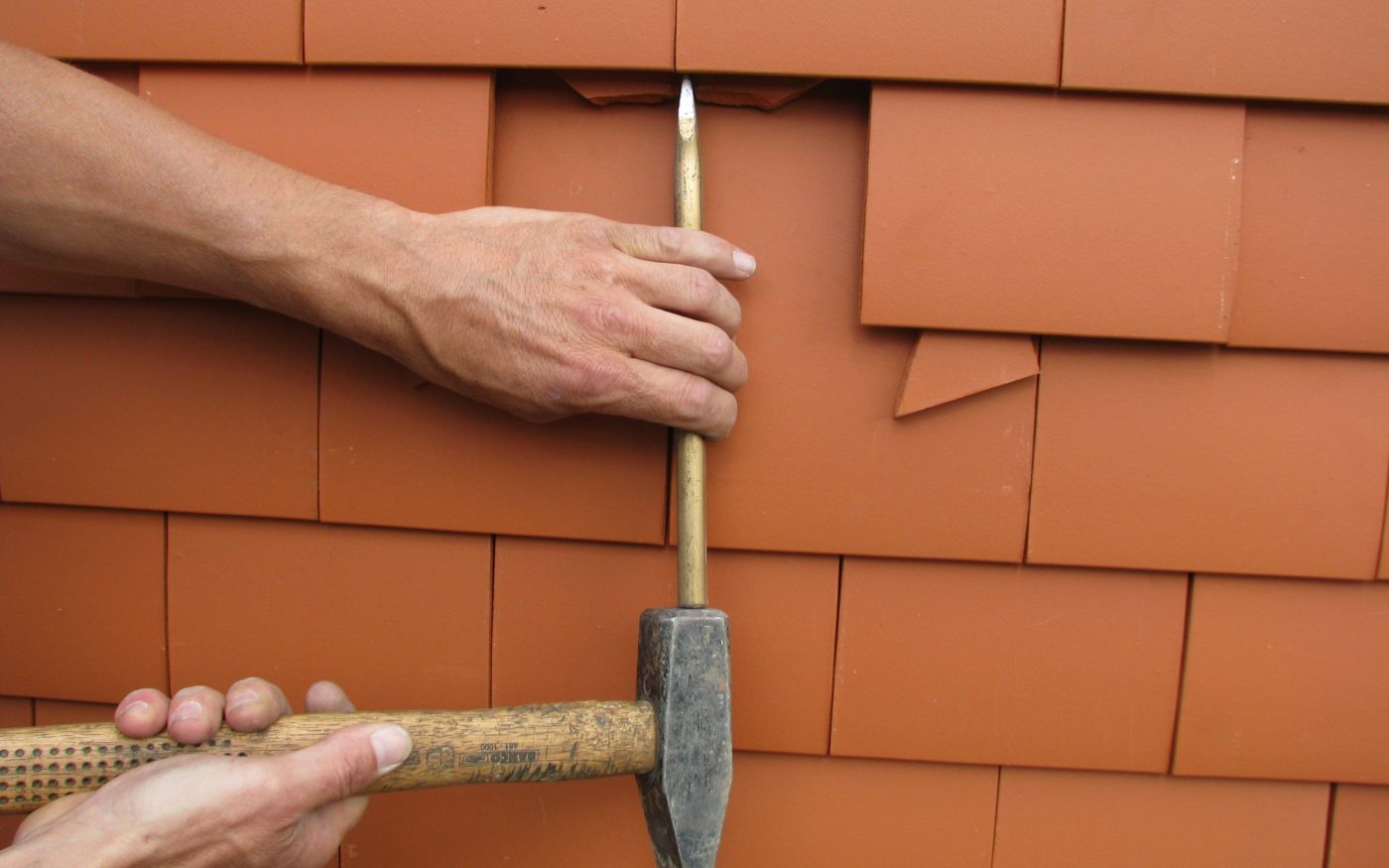 3a. Verwijder met beitel en hamer de resterende keramische delen. Enkel de metalen bevestigingen blijven nog zitten.