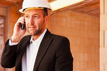 Architect die telefoneert