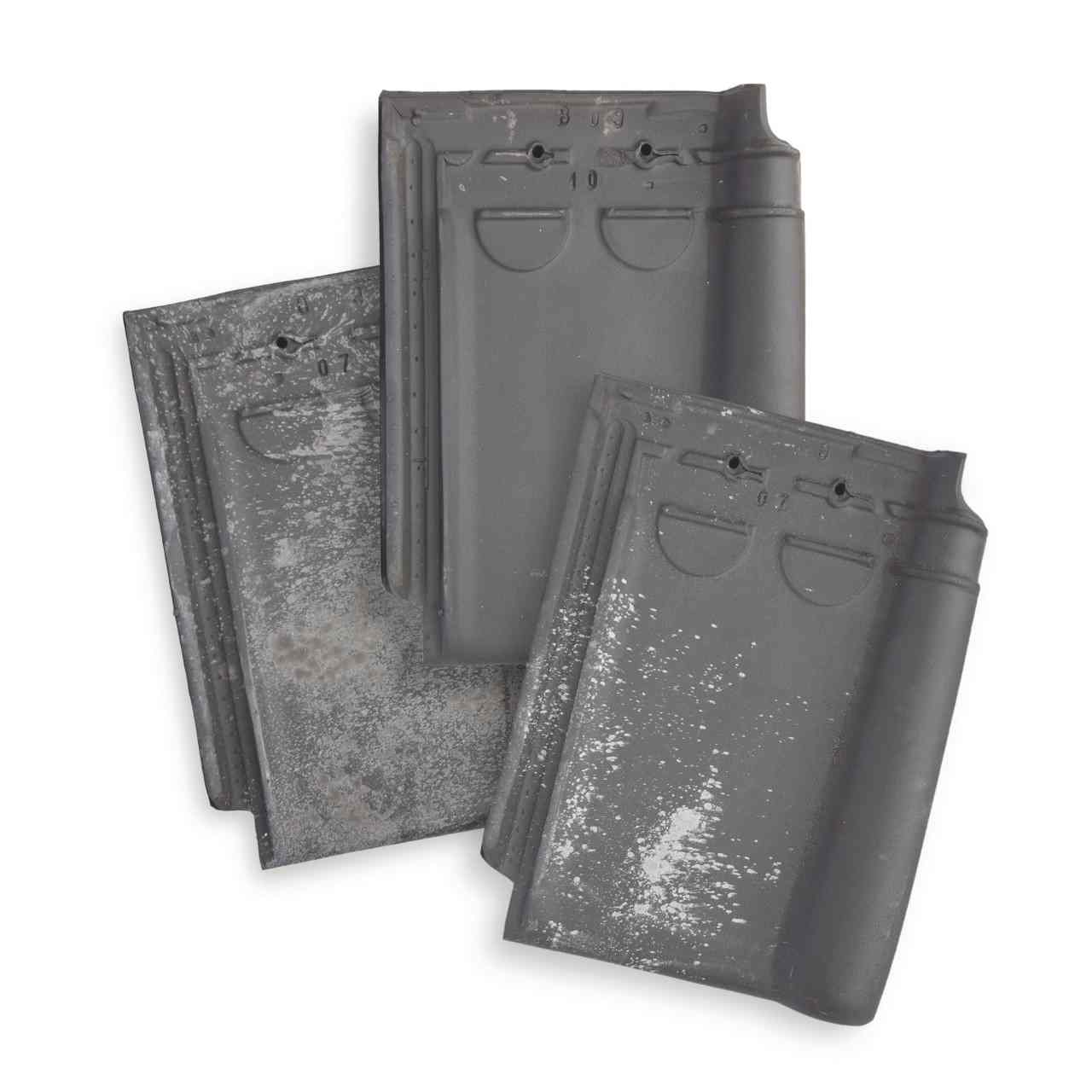 Single product shot of a Stormpan 44 Oud Latem Blauw Gesmoord roof tile