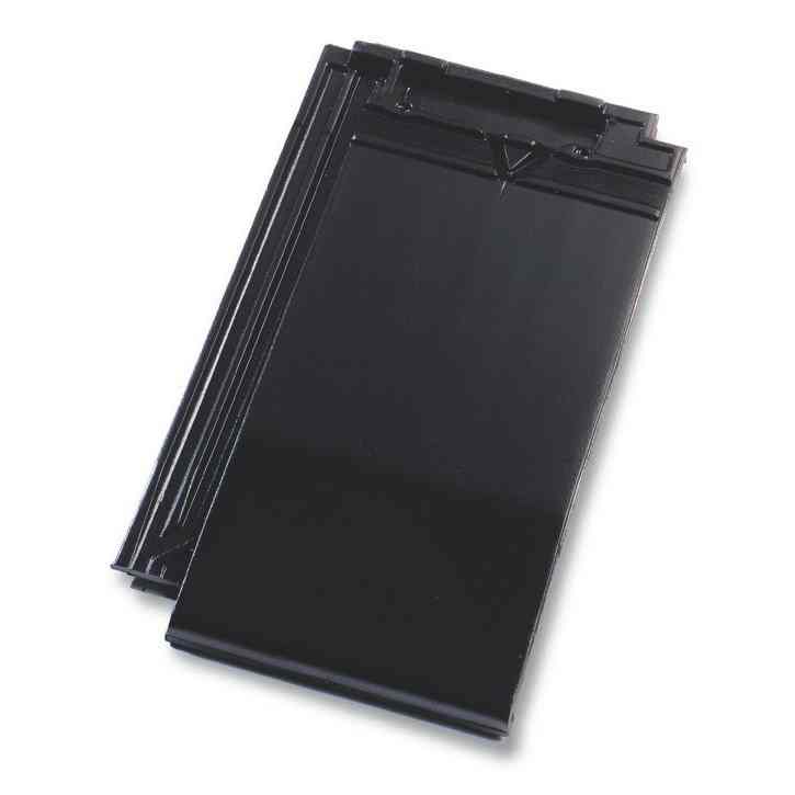 Single product shot of a Datura Mat Zwart geglazuurd roof tile